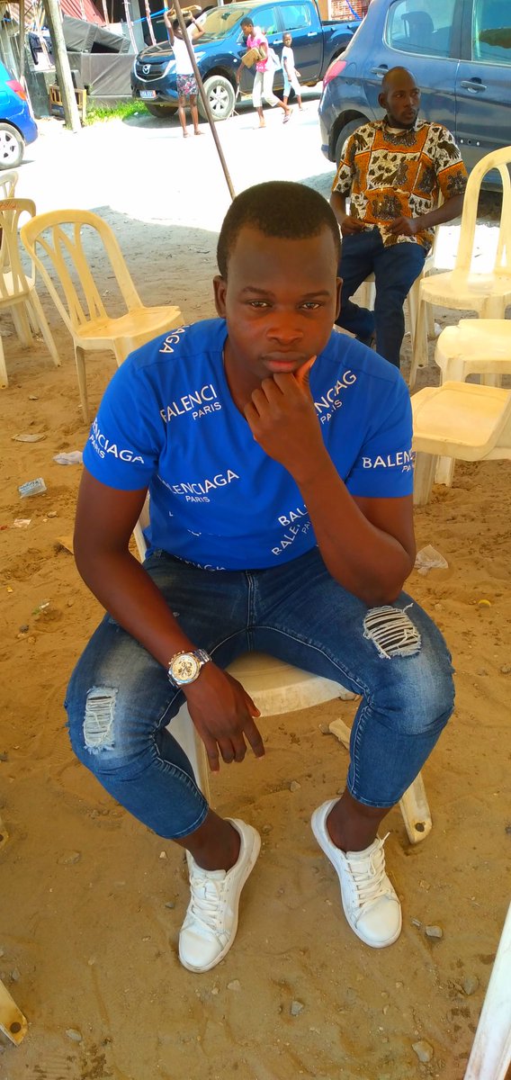 Apprenez aussi à prier pour vos amis ; 
Certains sont silencieux, mais  traversent des moments difficiles .