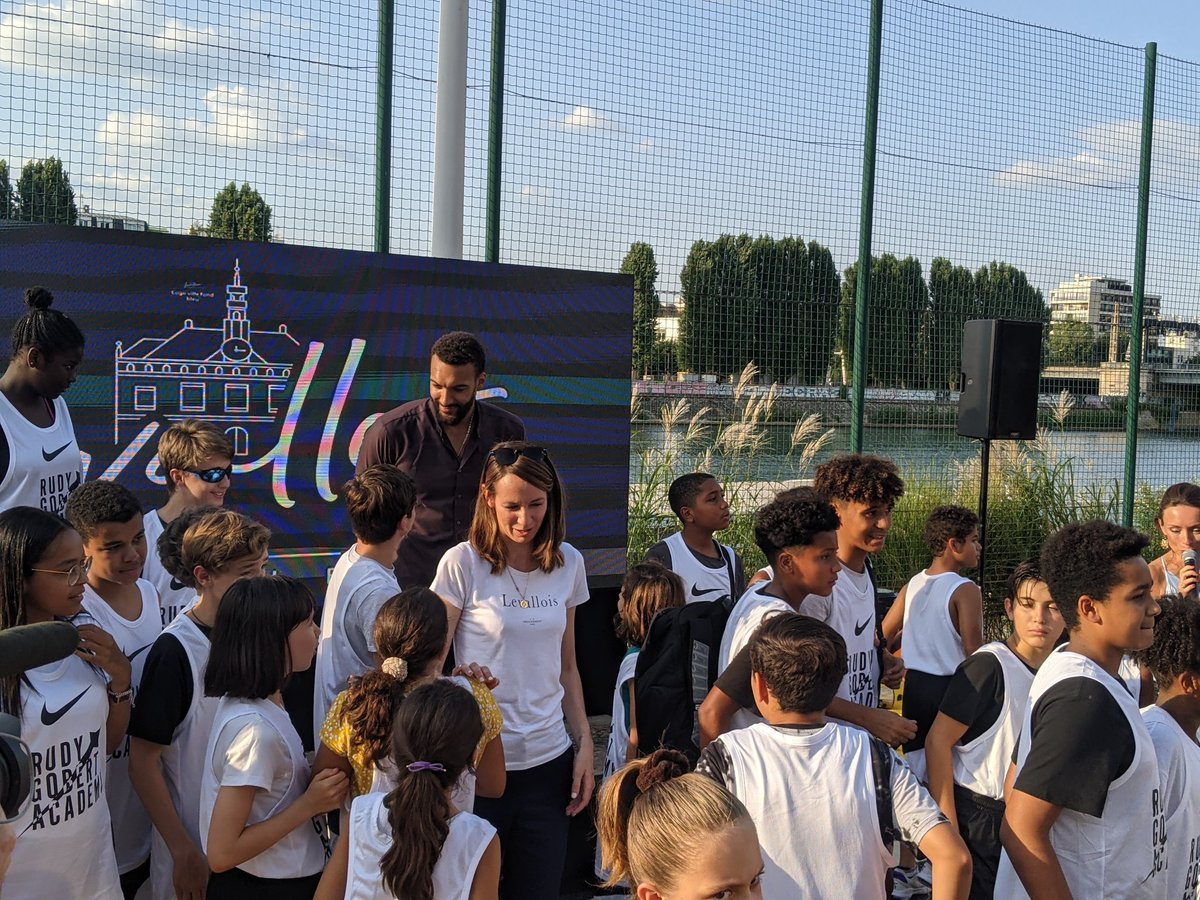 PascalGibBN's tweet photo. Inauguration du Rudy Gobert playground à Levallois aux abords de la Seine. Un terrain avec une surface composée de chaussures recyclés. Gobert lance également la Rudy Gobert Academy destinée aux ado de 10-16 ans oú ils pourront y faire du basket, du yoga et soutien scolaire... https://t.co/YvbdCuWldP