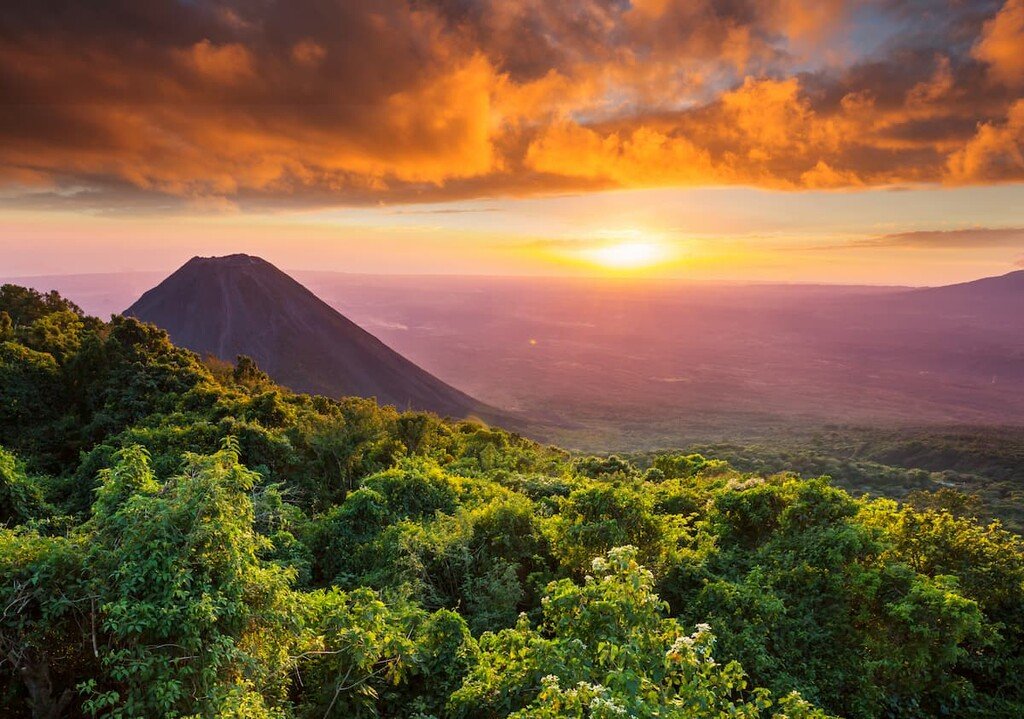 Blockworks's tweet photo. Last 4 weeks:

Cuba 🇨🇺 - Legalized Bitcoin
Ukraine 🇺🇦 - Legalized Bitcoin
Panama 🇵🇦 - Presented bill to legalize Bitcoin
El Salvador 🇸🇻 - Adopted BTC as legal tender

We're just getting started ⚡️🟠 https://t.co/FFEwloTszy