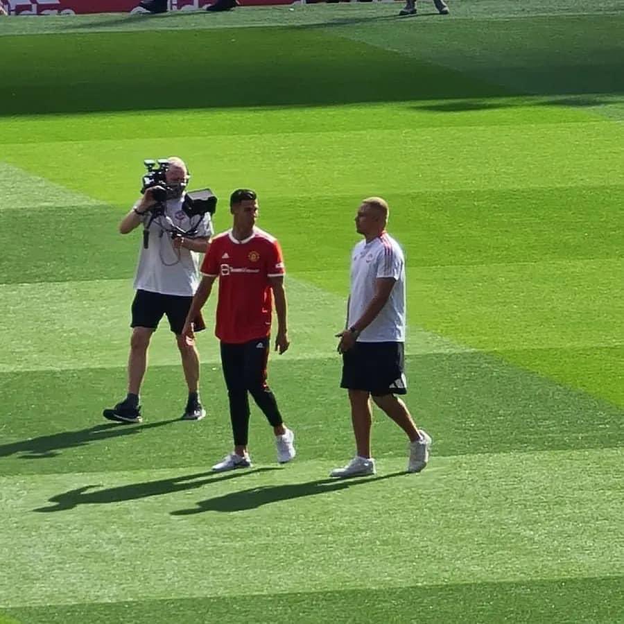UnitedStandMUFC's tweet photo. Cristiano Ronaldo at Old Trafford 😍 https://t.co/xLpTYIl14w