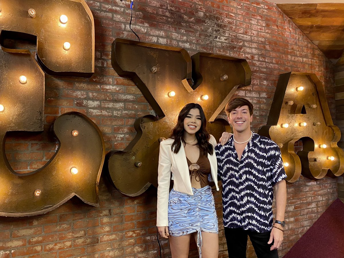ExaFM's tweet photo. Hoy nos acompañó @KeniaOs en cabina con @rogergzz, para hablarnos sobre sus proyectos. 🙌🏻 #KOsConRogerEnExa https://t.co/WjGZMs53Na