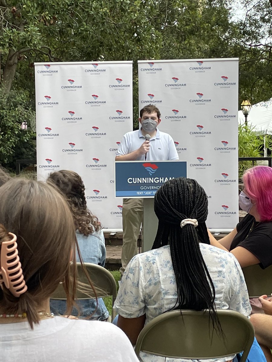 ⁦<a href="/Prezidentzkronz/">Zach Kronsberg</a>⁩ with a great introduction of ⁦<a href="/JoeCunninghamSC/">Joe Cunningham</a>⁩.  #2022 #chsnews