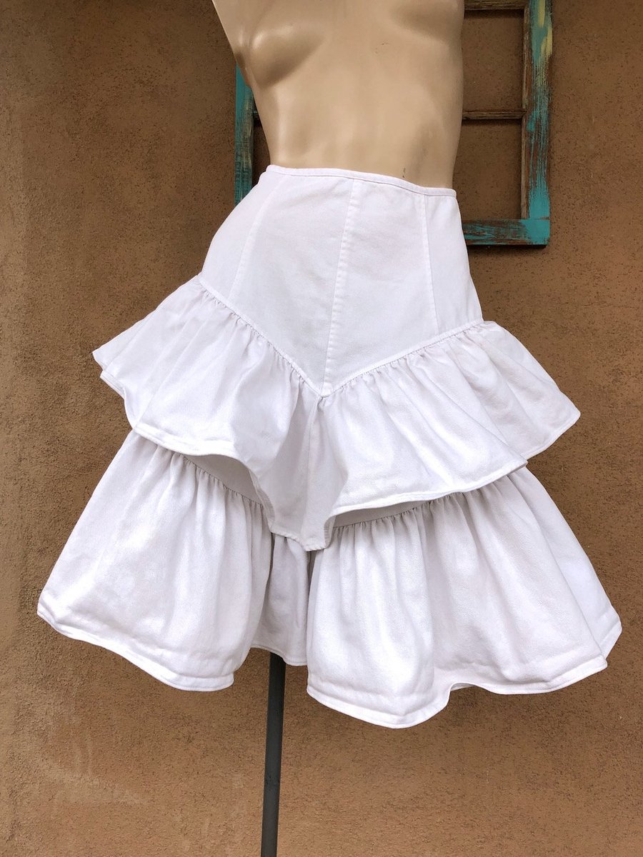 Vintage 1980s Flouncy White Denim Skirt Sz M W27 #bycinbyhand #WhiteSkirt 
$68.00
➤ etsy.com/listing/264532…