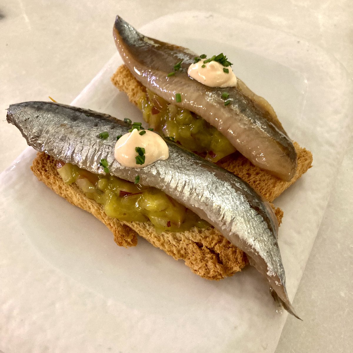 2001_fede's tweet photo. @Javiabascalchef se confirma cómo un valor seguro en la imponente Sevilla. Platos rotundos con el sabor y la calidad como bandera. Volveré a LALOLA para un tapeo informal a una ciudad de la que cada vez estoy más enamorado. Enhorabuena, amigo! https://t.co/UuliH9G4wH