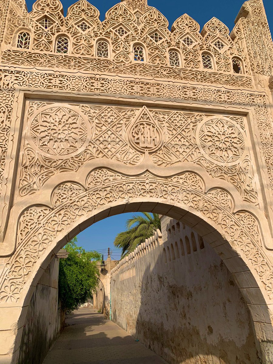 AbdulelahAlfars's tweet photo. @jazantoday @turkinsudairi @mhamza22 @JazanTourism @Elyan1Z @farasan9 #فن من #فنون المحافظة على التراث الوطني في #السعودية 🇸🇦بيت #الرفاعي التاريخي أحد أبرز المعالم التراثية في #جزيرة_فرسان شيّده تاجر اللؤلؤ أحمد منور الرفاعي رحمه الله عام 1341هـ حيث جسد الإرث الحضاري والثقافي وطرز تحفة معمارية جمالية بالبناء وتميز بالنقوش والزخارف الإسلامية البديعة https://t.co/dqiwTyDKze