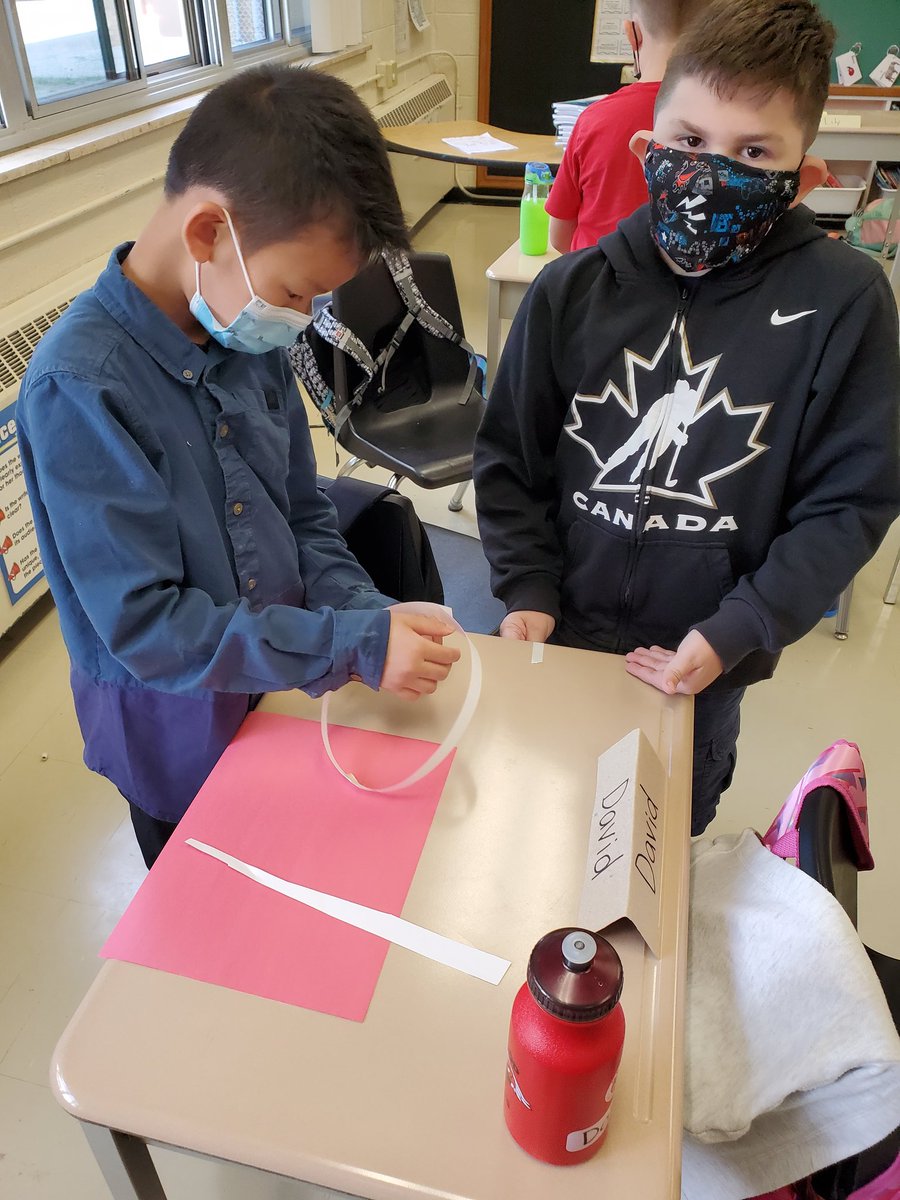MrsTartesClass2's tweet photo. #collaboration #paperchainchallenge #teamleaders #thinkers #problemsolving in gr 3 @GlenwoodGriffin https://t.co/MpbgVi7Jym