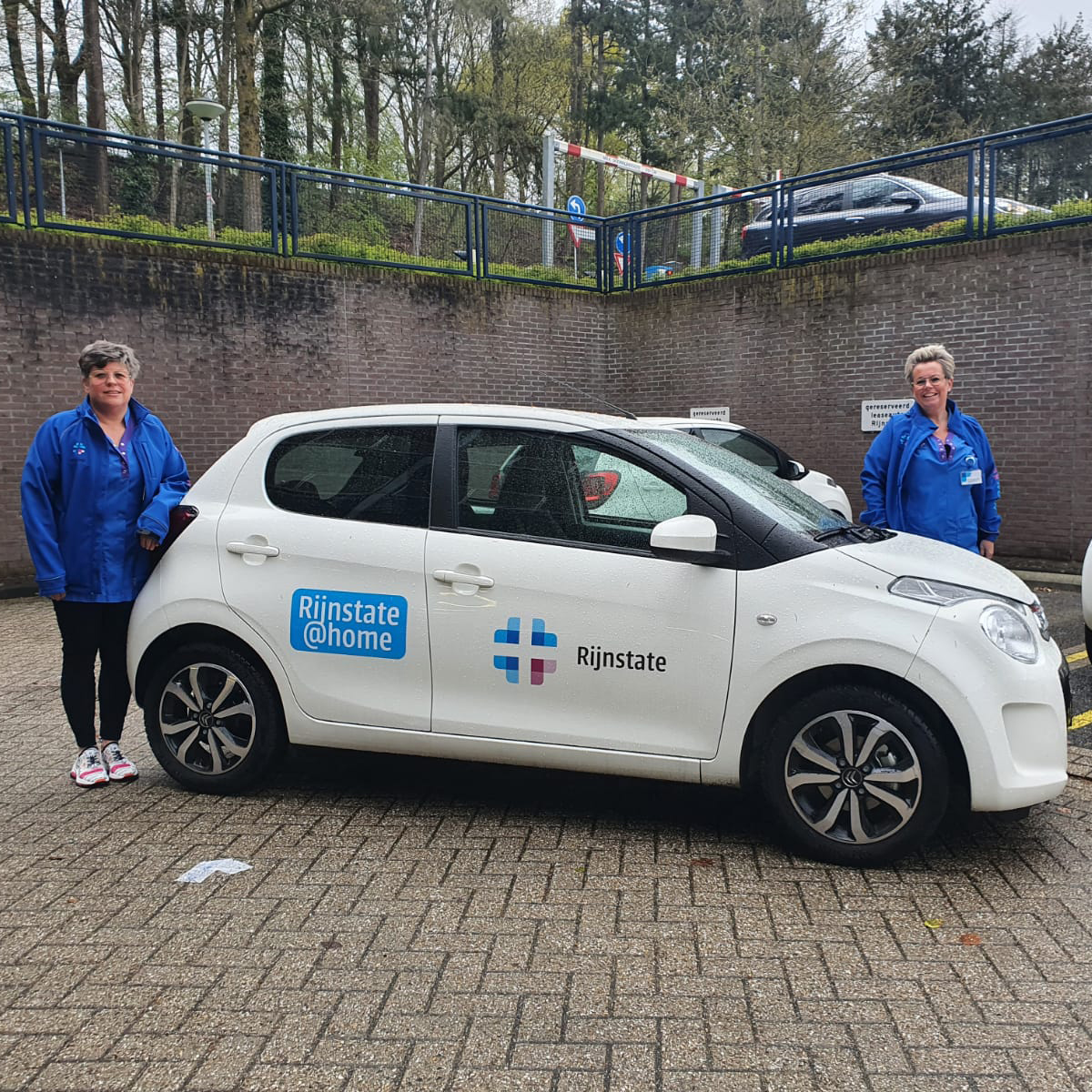 Een voorbeeld van de #juistezorgopdejuisteplek: een mobiel medisch team van verpleegkundigen van ons Oncologisch Centrum verzorgt thuistoedieningen voor patiënten met #kanker. Meer weten? Lees verder op onze website: bit.ly/3eUPG8P  #1001voorbeelden