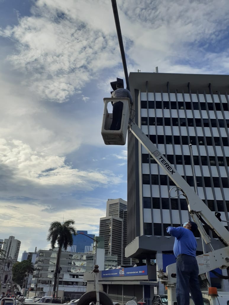 gtraficoattt's tweet photo. #InformaGT Personal técnico de dispositivos atienden semáforo de la Vía España - Edificio Avesa, debido que había sido colisionado. https://t.co/hUSVAgKeja