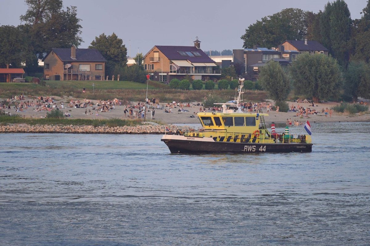 Hulpdiensten hebben handen vol aan zoekactie op Waal