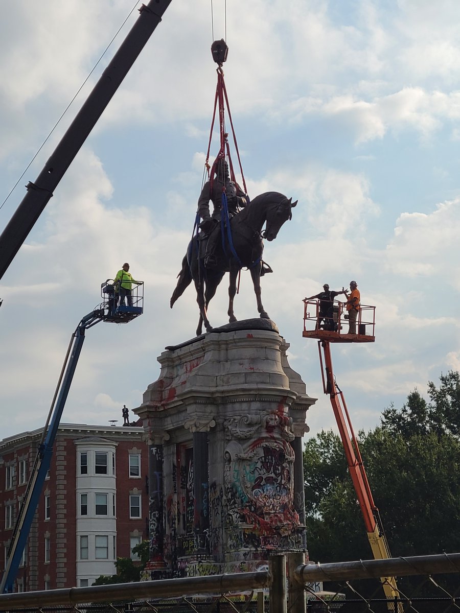 This morning, the state of Virginia removed the statue of Robert E. Lee from #Richmond's Monument Avenue. To explore this complex history, the ACWM offers "On Monument Avenue," a selection of documents, online exhibits, a reading list, and a blog series: onmonumentave.com