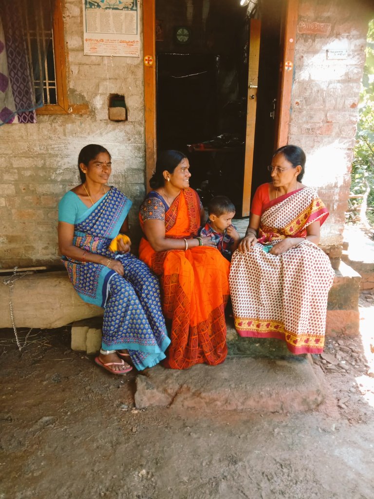 WCDWARANGALR's tweet photo. Anganwadi Teacher's are making home visits for educating parents and to enable mothers to plan an effective role in the child’s growth. 
@Collector_WGL
@MinistryWCD 
@arjandewagt 
@smritiirani 
@PMOIndia 
@SatyavathiTRS 
#POSHANMaah2021 https://t.co/0KvbuoAgDk