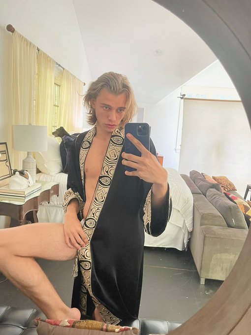 In love with this robe I found on the @cockyboys set&hellip; I may need to retire the one I&lsquo;ve been using since<a class="tags" href="/tag/cockyboys">@cockyboys</a>