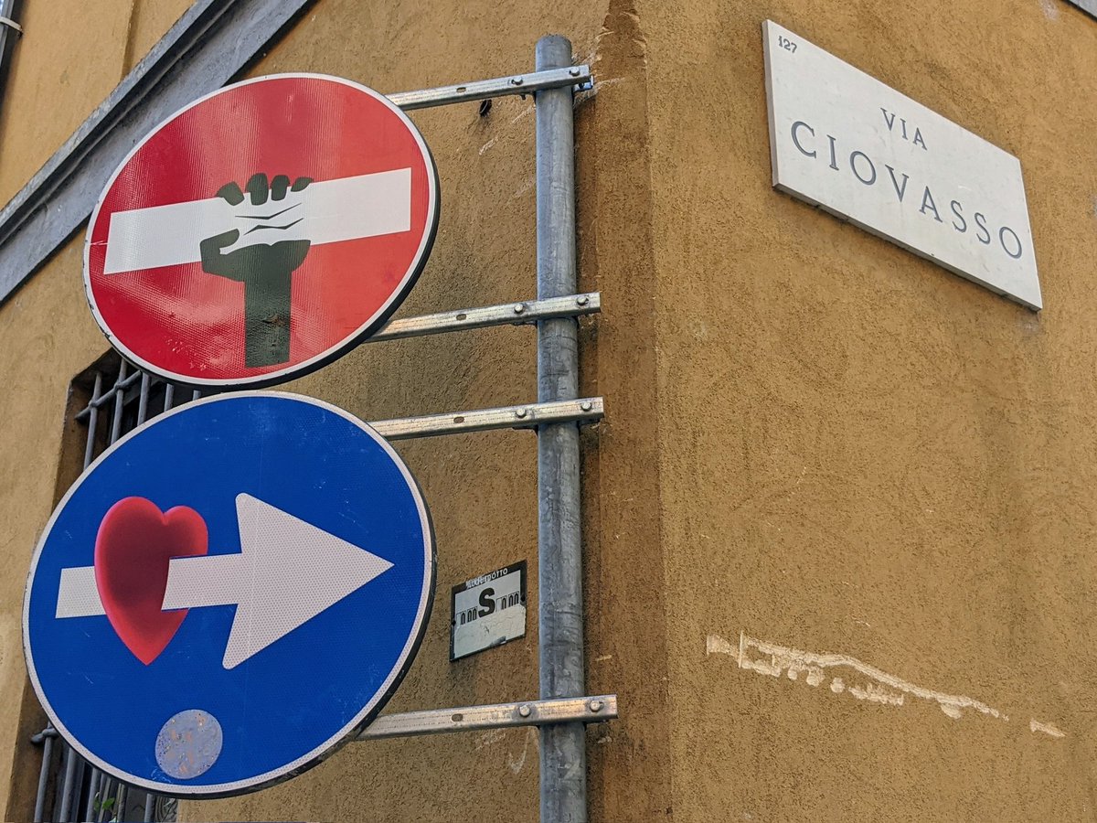 Milano Design Week hat auch abseits der Showrooms was zu entdecken, wie hier Verkehrsschilder im Brera Viertel.