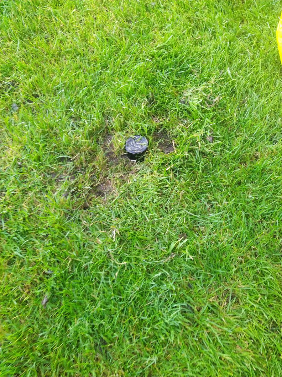 WouterHakvoort's tweet photo. Vanmorgen gelukkig gezien op veld 6!!!
Hoe dom kun je zijn een bierflesje in de grond drukken tot net boven de grond als wij daar overheen maaien en je maakt een sliding dan heb je dus een slagaderlijke bloeding. https://t.co/s1ewgkJ8VJ
