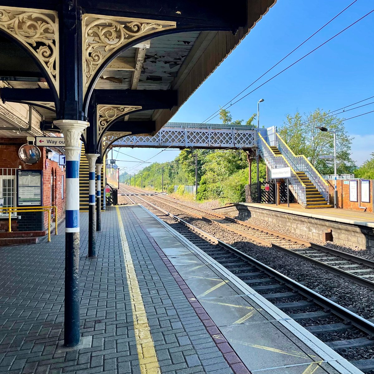 nikkilewisphoto's tweet photo. Haven’t been on a train in probably 2 years! So what happens? The train before mine breaks down in a tunnel! Have to go backwards to go forwards! Train’s packed!! Very late but nearly there!!
#train #traintolondon #dayout #welwynnorthstation #traindelay #nikkilewisphotography https://t.co/cnfu9sdWKd