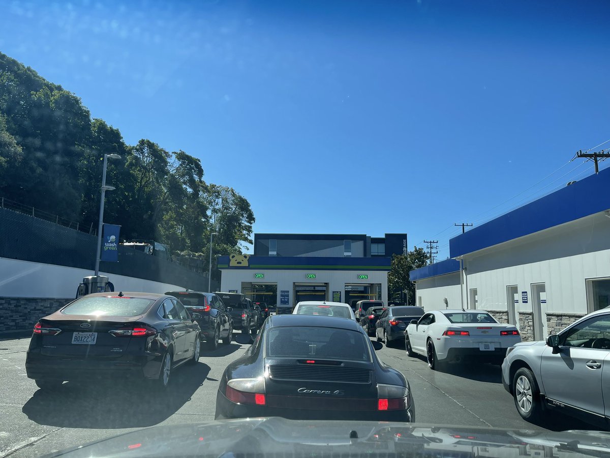 Backatcha's tweet image. Sheeeeesh… you’d think it was free car wash day. #oldguystuff #Seattle