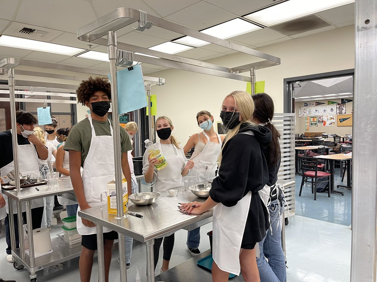 theccadvantage's tweet photo. Things are heating up in @ANHSTealTown Culinary Arts! 🔥 Students from all of our #CUSD sites have passed their #ServeSafe Food Safety test and are on to their #firstcook 🙌🏻 The Food Handlers’ license is one of many industry certificates #CTE students can earn in a #CCA class. https://t.co/wRfPQXe3OO