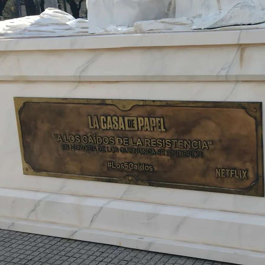sodapasta's tweet photo. Este es el 'Monumento a los Caídos de la Resistencia' que construimos e instalamos en #Palermo para homenajear la serie de #Netflix 'La Casa de Papel'
#LCDP5 #Los5caidos https://t.co/56jm62rQ3w