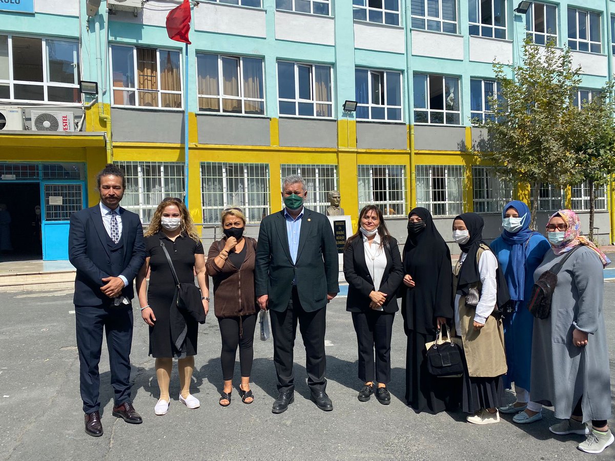 Yeni eğitim ve öğretim yılının ilk haftasında Piripaşa ilkokulu yönetimine hayırlı olsun dileklerimizi sunduk. Geleceğin büyükleri olan yavrularımızla sohbet ettik.
Kara tahta ve tebeşirle okuyan bir öğrenci olarak modern teknolojiyle eğitim gören yeni nesili çok kıskandım.