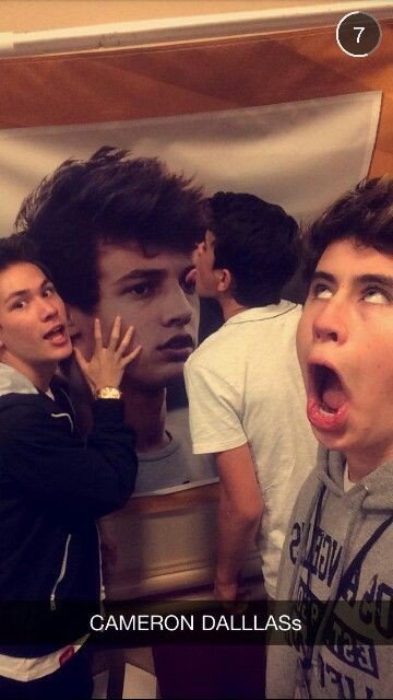 Hoje é aniversário do meu amor, meu primo fav supremo, happy bday Cam  Cameron Dallas camarão e etc 