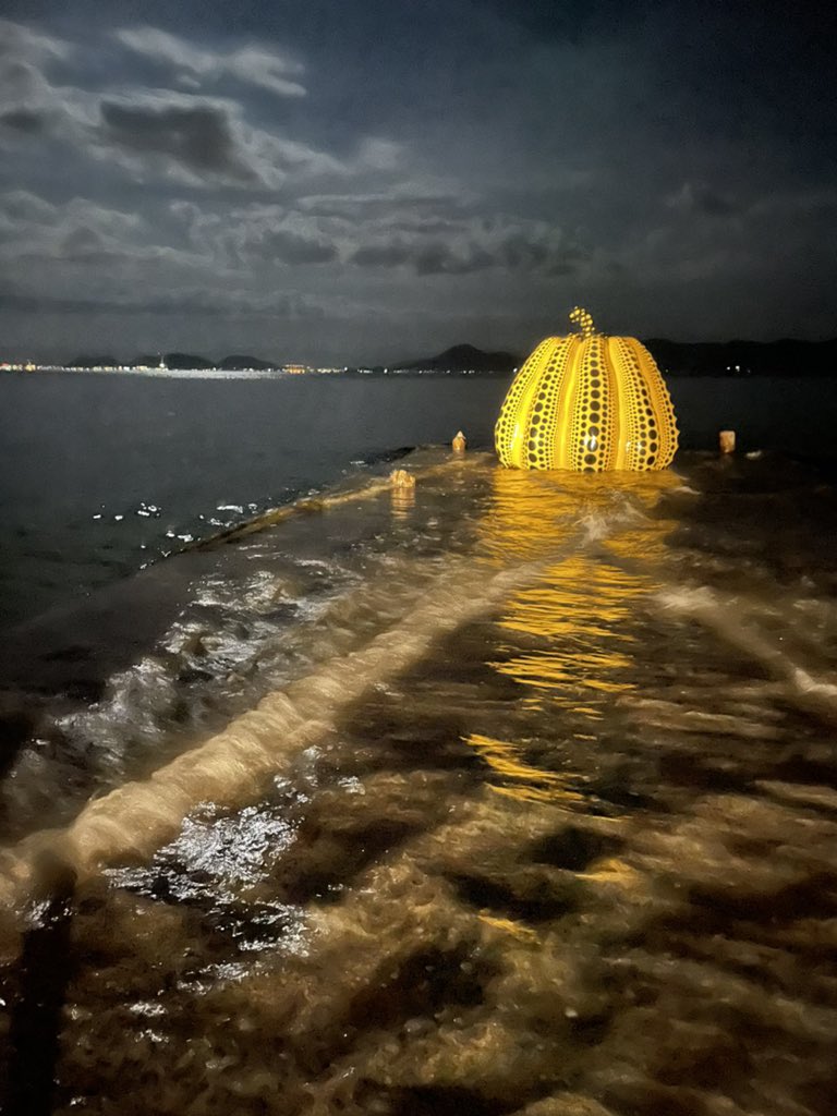 Yaconic's tweet photo. Hace unas semanas, el tifón #Lupit tocó tierra en la isla japonesa de Naoshima, lugar donde se encuentra la icónica calabaza amarilla de la artista #YayoiKusama, expuesta al final del muelle y que fue arrastrada por la marea 😱 https://t.co/c06mneoBMO