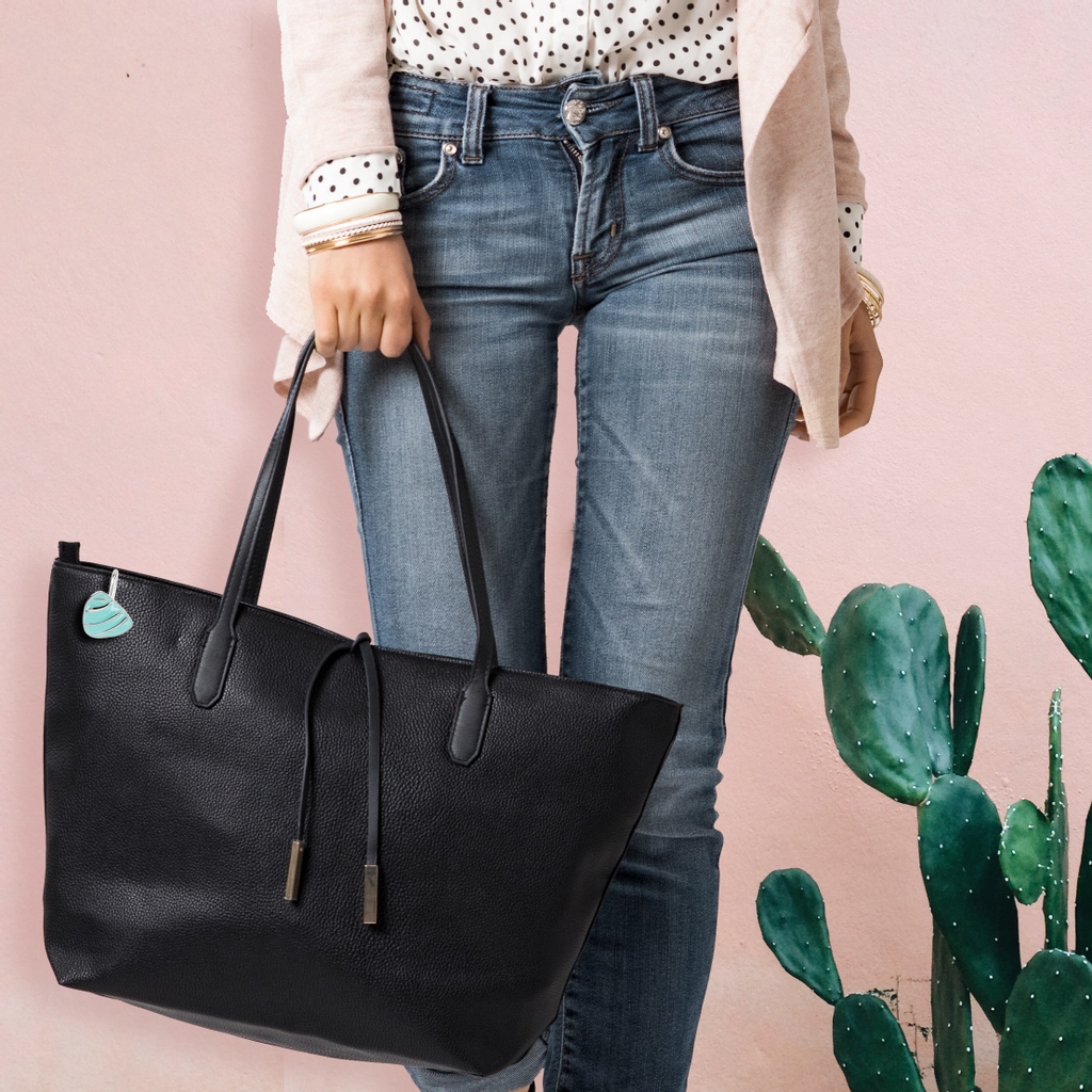 FindersKeyPurse's tweet image. We love our big bags but finding keys is IMPOSSSIBLE! However if you use a Finders Key Purse® there's NO MORE DIGGING!

#finderskeypurse #fashionaccessories #purse #findyourkeyswithease #favoriteaccessory #giftsforher #whatsinmybag #shopsmall #womanowned #nomoredigging #lifehack