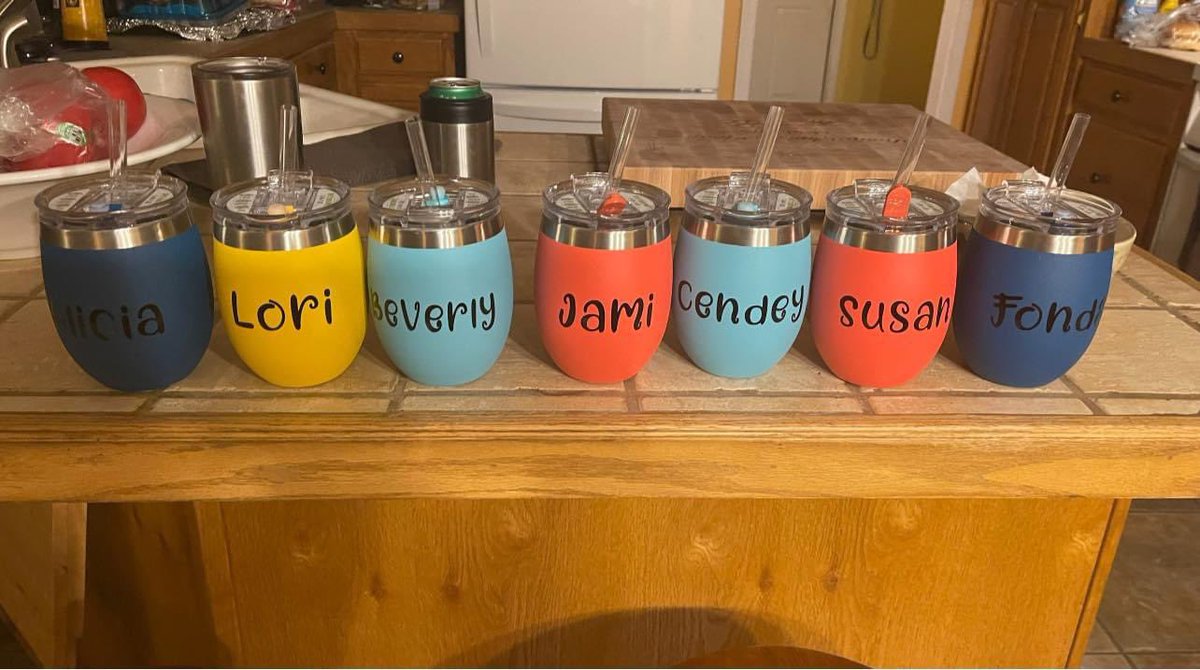 ChristinaM716's tweet image. Check out this project I recently did for a friend! So fun! 🙌 

#vinyl #vinylprojects #canvasbags #tumblers #diy #diyvinyl #diyprojects #athomediy #designingcanvasbags #vinylcutter #customdesign #homemadeprojects #creating #creatingfromhome #diyprojects #funwithvinyl #diyfun