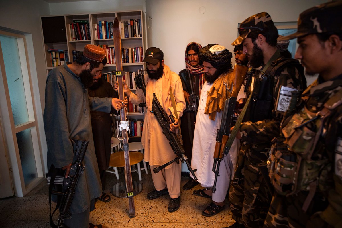 A picture for the historybooks. The Taliban seize and rummage through the Norwegian embassy in Kabul

(via aftenposten.no/verden/i/47baq…)