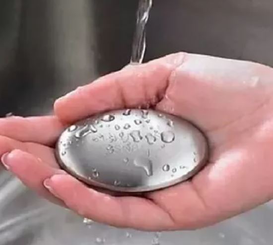 GilroyGarlicFes's tweet photo. #GarlicTips Don’t like the garlic smell on your fingers? There’s a simple trick to get rid of it. Place your fingers underneath cold running water, grab a stainless steel object and rub your fingers with it. Voila! The smell will be gone. https://t.co/vaEI2eVy6Z