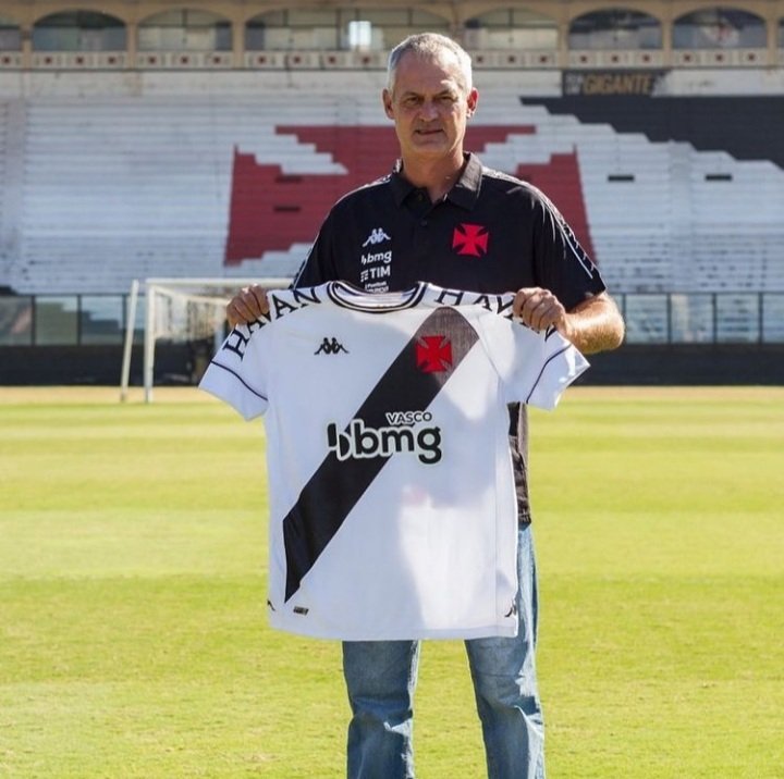 rabiscoesporte's tweet photo. Lisca não é mais técnico do Vasco. O treinador não resistiu aos maus resultados e pediu demissão do cruz-maltino. 

Treinador ficou menos de 2 meses no clube. Foram 12 jogos: 4 vitórias, 1 empate e 7 derrotas

Quem é o próximo a ocupar a vaga? 📝

📸: @vascodagama https://t.co/WHvasGUxl6