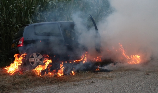 Auto dronken bestuurder vliegt in brand, twee dochters naar het ziekenhuis