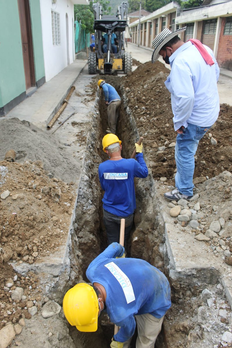 AcuavalleSAESP's tweet photo. #AEstaHora nuestro gerente, doctor Jorge Enrique Sánchez Cerón y la alta gerencia de #Acuavalle, hacen inspección a las obras que se adelantan en el municipio de #Yotoco, donde avanza la reposición de tuberías de acueducto
#AcuavalleMásPorVos #TrabajamosPorVos #MásInfraestructura https://t.co/lvRQyL7n44