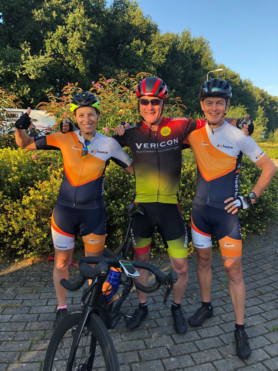 dehaere's tweet image. Ze zijn onderweg, samen met nog meer toppers zijn onze collega’s Henk, Bert en Carolijn vanmorgen vertrokken richting Alpe d'Huez. Tocht van Gewoon Doen: 1200 km fietsen met maar 1 doel geld inzamelen voor de strijd tegen kanker. We zijn super trots op jullie allemaal!! Succes!