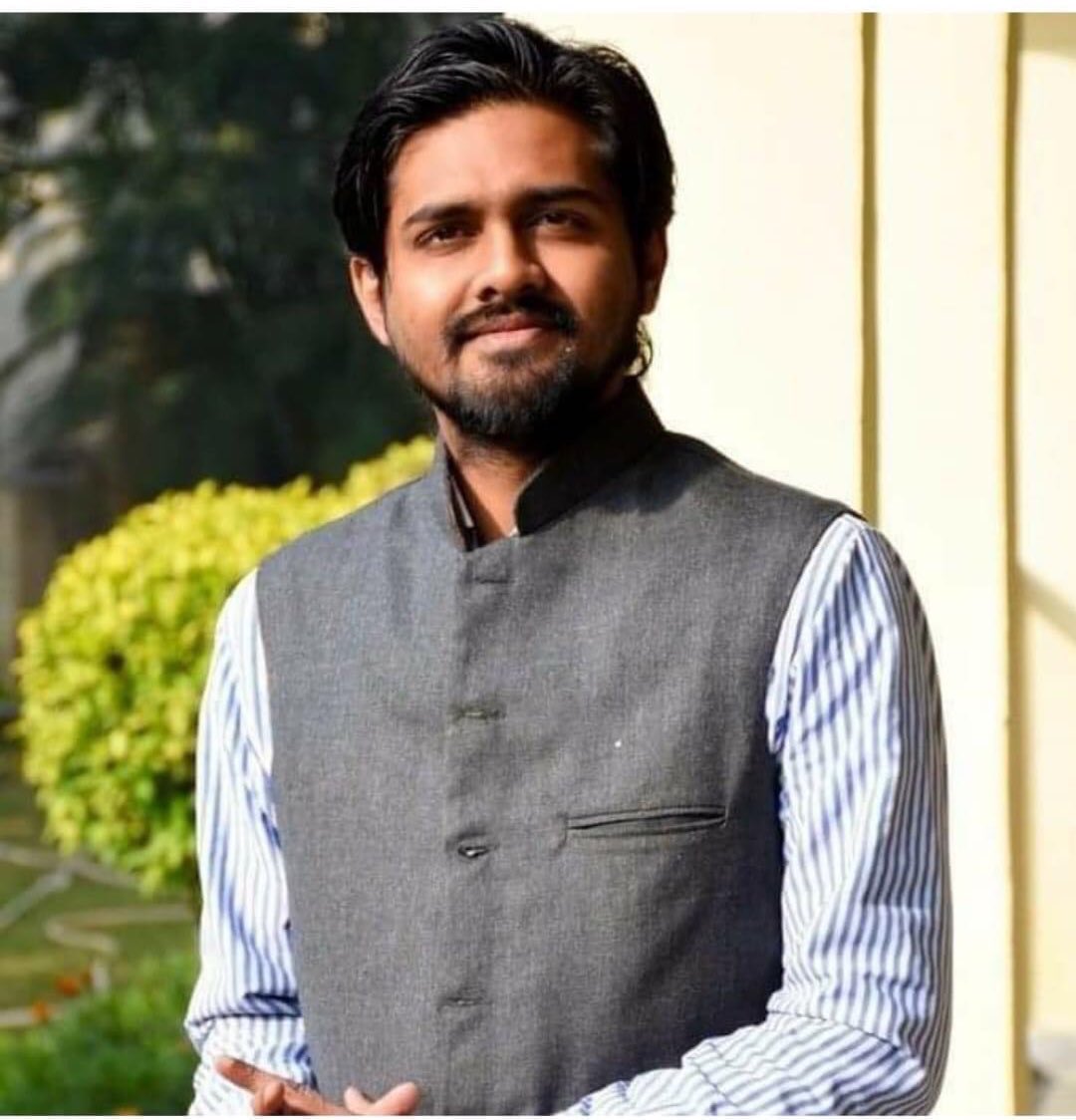 MRahmaniINC's tweet image. Huge respect leader Shri @RahulGandhi ji for attending the funeral of Ajitesh @scotchism 

The way Rahul ji reached Delhi&apos;s cremation ground to pay tribute to an an @INCIndia activist speak volumes of his humbling nature.
Rest in peace #Ajitesh .. too young to go 🙏🏻