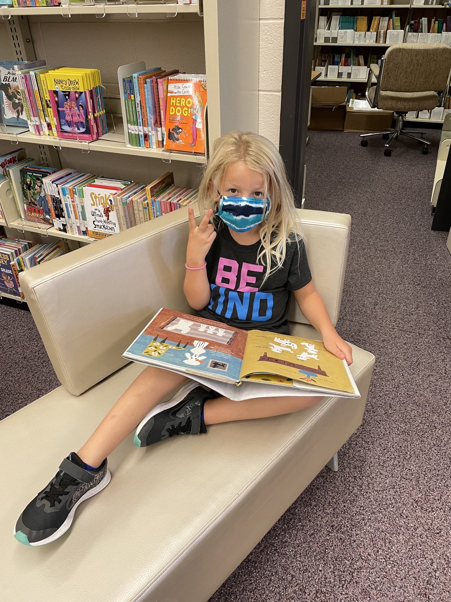 Emily_Kelly25's tweet photo. Learning how to pick and check out books in the Discovery Center ❤️ ⁦@TiffanyLSmiley⁩ ⁦@BNLC_HCSD⁩ https://t.co/2pQIy0StrD