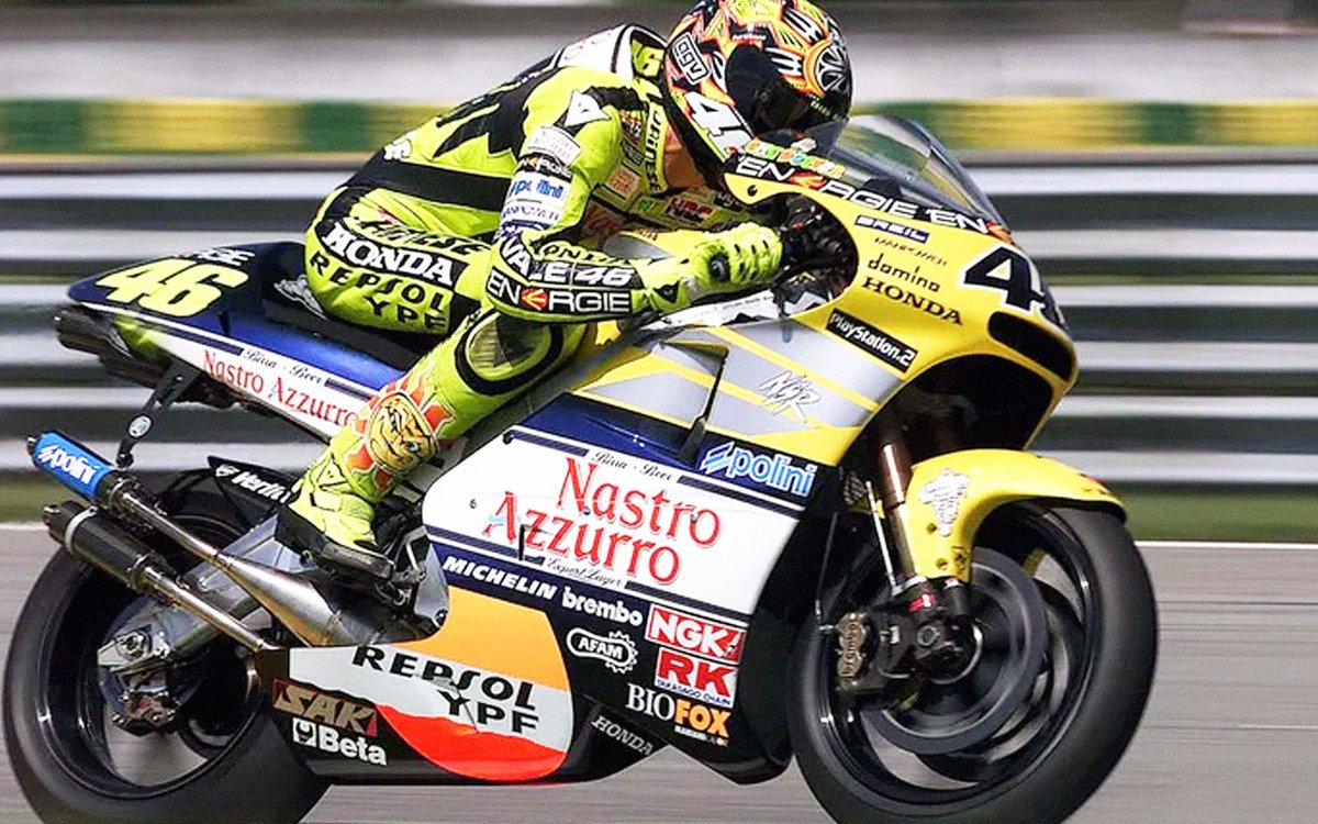 mgquadrana's tweet photo. JACAREPAGUÁ 2001 (39/115) 🇧🇷
El 3/11/01 Valentino decoró el titulo con una nueva victoria en un GP dividido en dos, que se definió por sumatoria de tiempos. Así cerró el último año de 500cc de la historia con 11 triunfos y 325 pts.🏁
#MotoGP #ValentinoRossi #RioGP #VR46 #Legend https://t.co/Vf75jGODzL