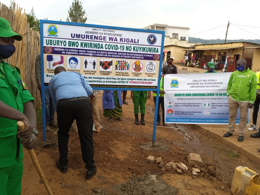 NyarugengeV's tweet photo. #KigaliSector Ntakudohoka 

#Youthvolunteers hamwe na @Rwandapolice  bari kumwe n'izindi nzego @CityofKigali 

Kayibanda Elysée Coord @RwandaYouthVol1 @RyvcpKigali 
Mubasinye imihigo yo gukomeza kwirinda COVID19 mu bukangurambaga bwiswe ubudasa mu guhangana na #COVID19 @PudenceR https://t.co/fpLAU8MjdB