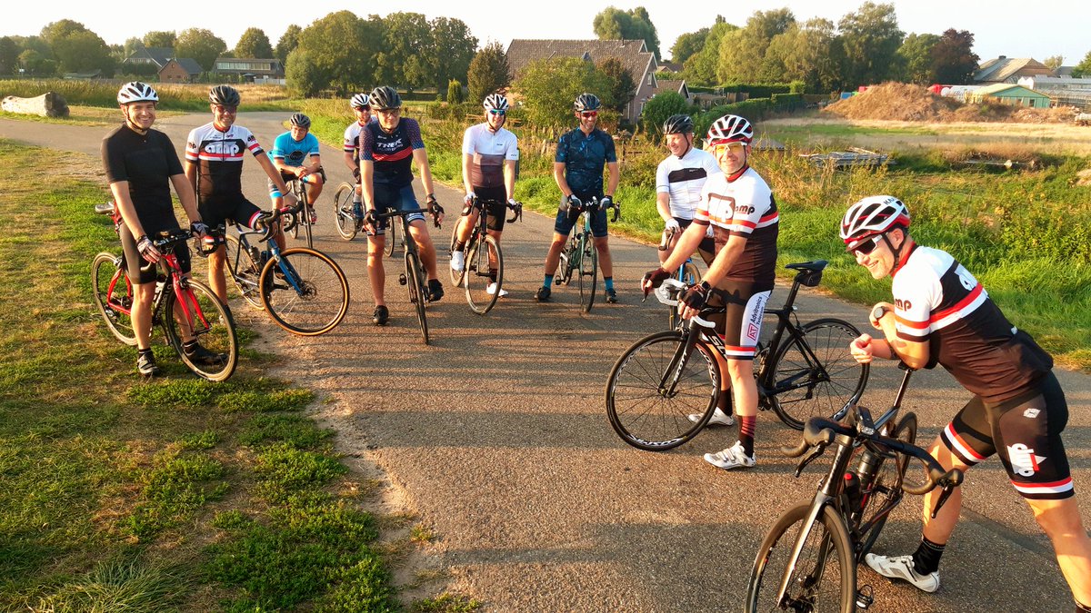 Voor de start...
Verzamelen voor de laatste woensdagrit van <a href="/TWCGrave/">TWCGrave</a>. 
Mooie rit met #mooivolk.
Het zit er weer op voor dit seizoen. 

Maar er gloort hoop🍀
Vanaf volgende week kun je 5 MAANDEN lang, ELKE woe, #wielrennen met #TheLightBrigade.
<a href="/lightbrigade3/">The LightBrigade</a> 
#wielrennen