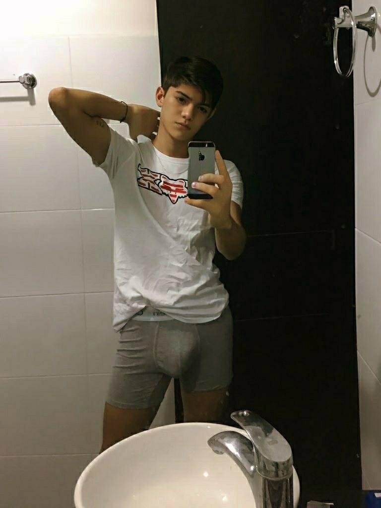 Hotdude_s's tweet photo. Asian teen is the hottest when has a giant dick https://t.co/YQcw0CzUPA