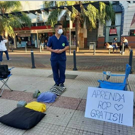 En el centro de mi ciudad pasa esto.

Gente que sí.