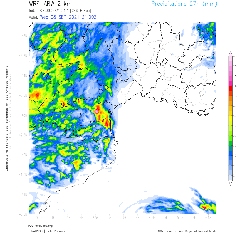 Sur l'#Aude, le signal pluvieux reste fort. 
Il existe un risque élevé de cumuls diluviens (&gt; 200 mm en quelques heures) mais dont la localisation exacte est difficile à appréhender à l'échelle du département.
ARW en résolution 2 km confirme ce risque pour la nuit à venir. 