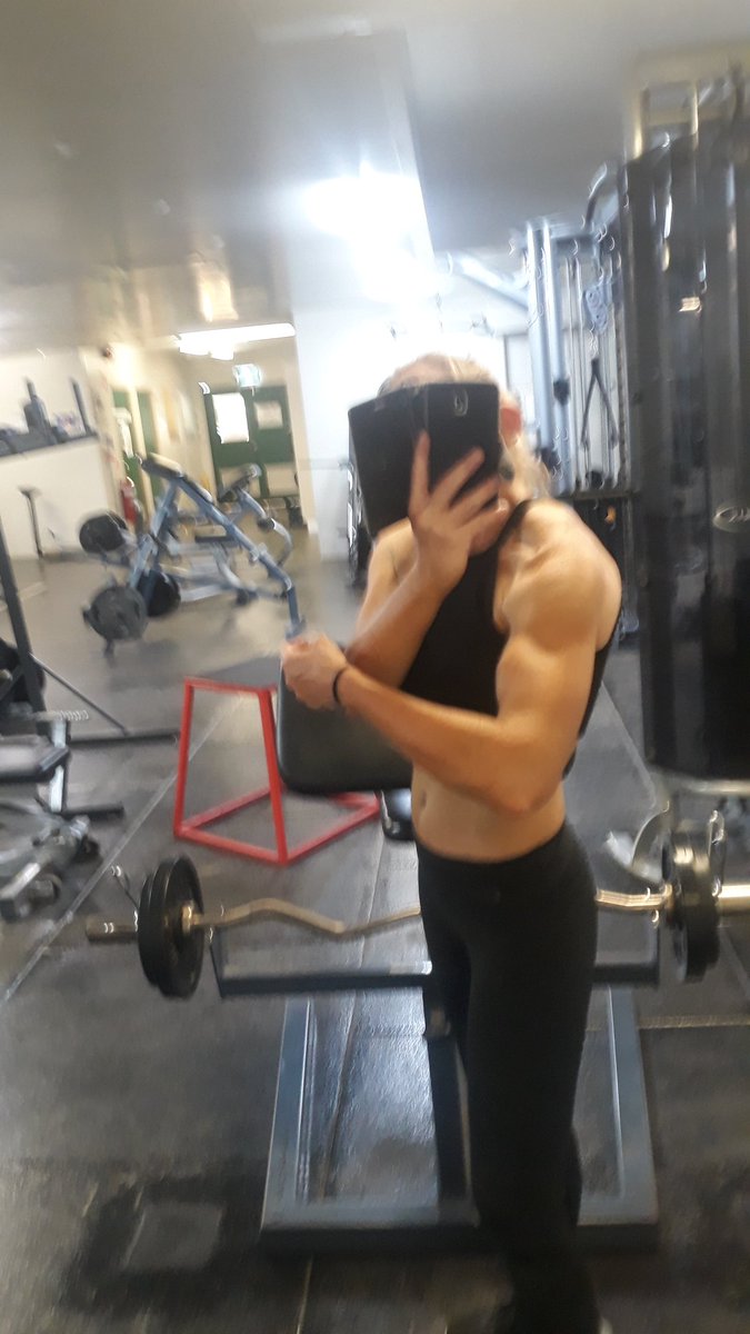 Vicky20715676's tweet photo. Got asked to send pics of me flexing there pics of me flexing
#musclewoman
#hustleformuscle
#fit https://t.co/lTvJFyD2Zr