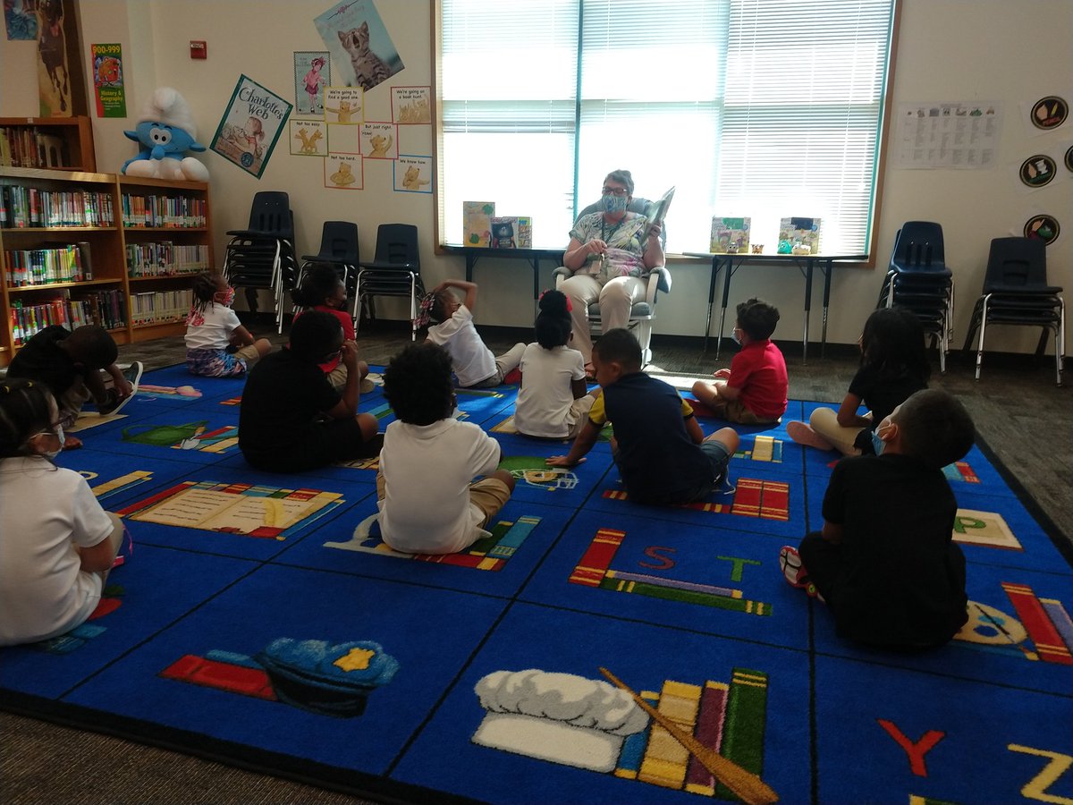 Kinderglott's tweet photo. Love hearing stories from @deklt on library day! @LRELonghorns https://t.co/TeJGmiNWQk