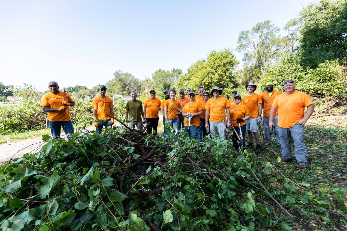 spire_energy's tweet photo. Nearly 100 Spire employees spent their #DayforGood cleaning up, planting trees and landscaping at four City of St. Louis Government parks - Carondelet Park, Francis Slay Park, Ivory Perry Park and Sherman Park. https://t.co/hY3lK9VsBt