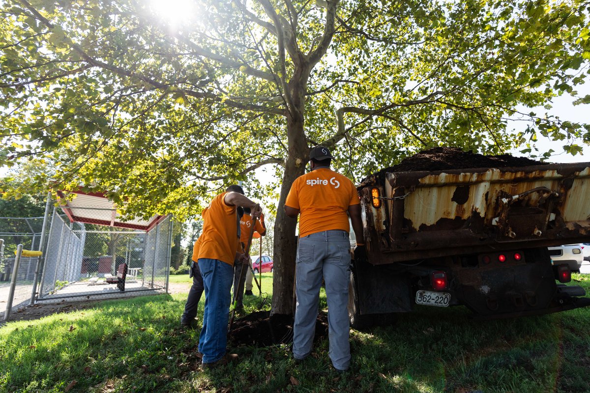 spire_energy's tweet photo. Nearly 100 Spire employees spent their #DayforGood cleaning up, planting trees and landscaping at four City of St. Louis Government parks - Carondelet Park, Francis Slay Park, Ivory Perry Park and Sherman Park. https://t.co/hY3lK9VsBt