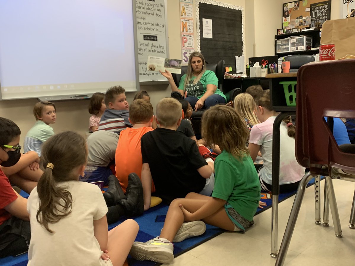 candrewsRLA's tweet photo. Thank you Mrs. H @mesbulldogs allowing us be apart of your amazing mini lesson on central idea. #greatlesson #gradualrelease #turnandtalks #thirdgrade #MISDpageturners https://t.co/Uv84WnRAVP