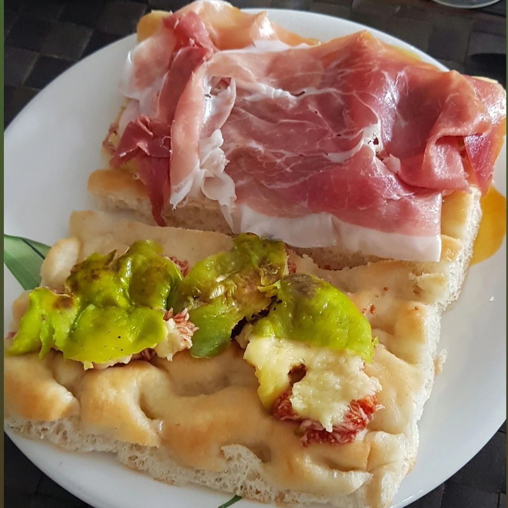 #cenaencasa #panfocaccia(comprado)con #higos #demiarbol y #jamoncrudo instagr.am/p/CTks3o2MBxK/