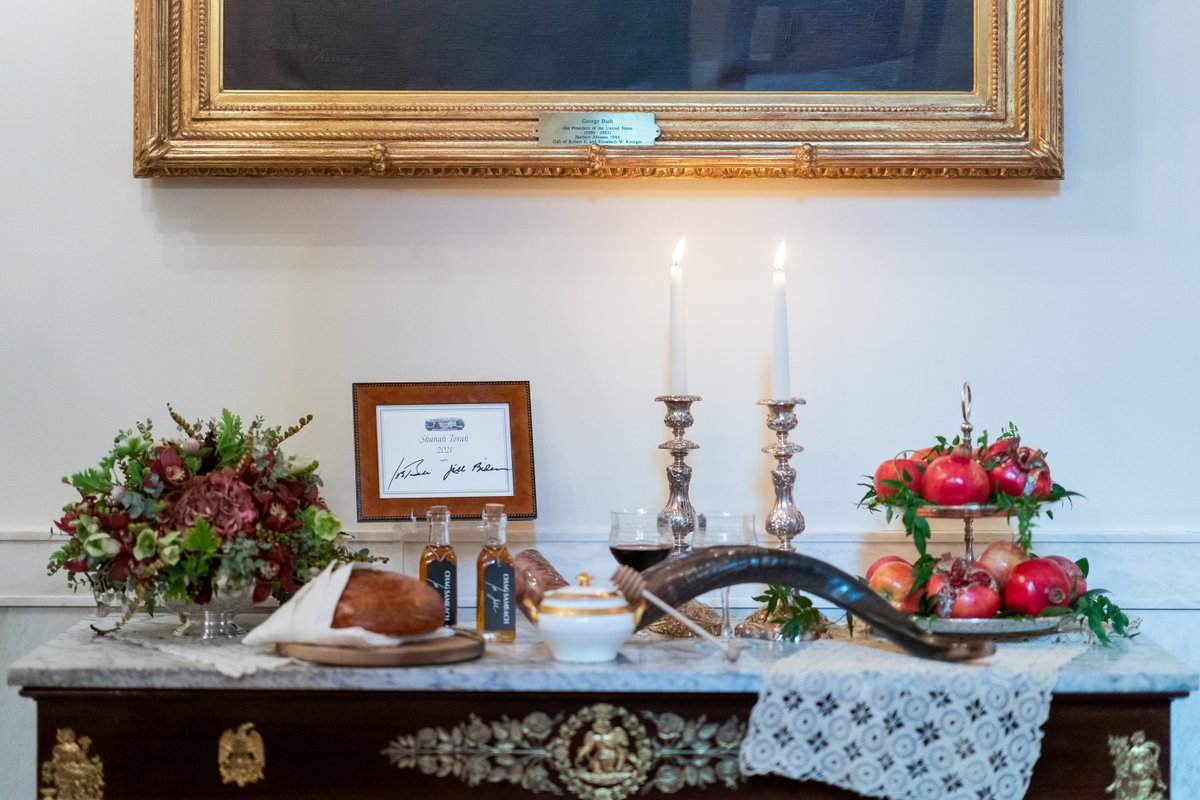 FLOTUS46Archive's tweet image. Shanah Tovah U’Metukah and happy new year to all who celebrate Rosh Hashanah.