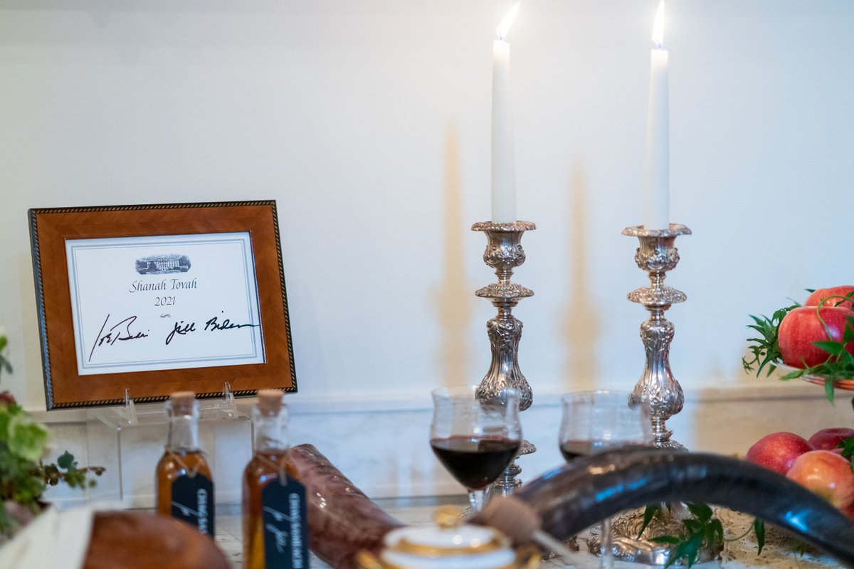 FLOTUS46Archive's tweet image. Shanah Tovah U’Metukah and happy new year to all who celebrate Rosh Hashanah.