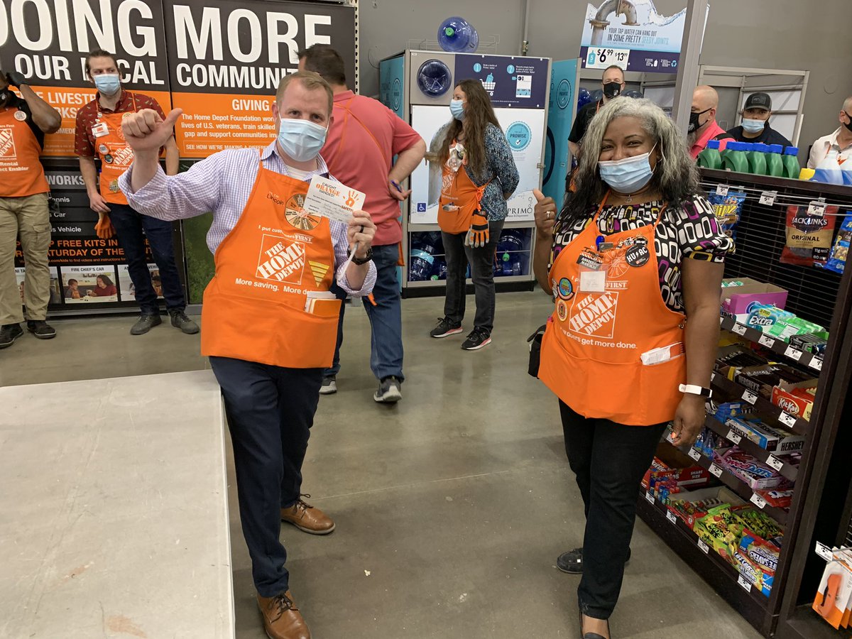 SASM Imogene hunting for great Safwty behaviors and found our own Northern Division Sr. Mgr.Field AP Lincoln LeFebvre cleaning up a loose garden hose in outside garden! Nice work Lincoln and Imogene! @ImogeneGrant19 @LincLefebvre #SafetyIsPersonal